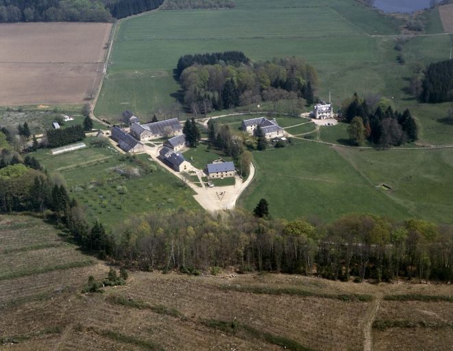 Vue aérienne, depuis le sud-ouest, des écuries et des dépendances agricoles.