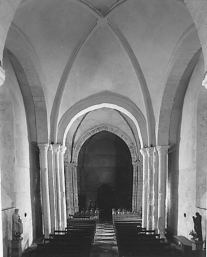 Vue intérieure de la nef prise depuis le choeur.