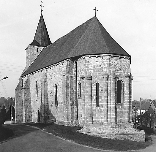 Vue extérieure du chevet et du mur gouttereau sud.