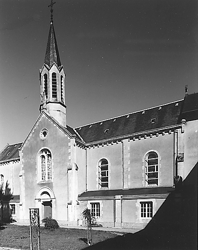 Façade latérale nord de la chapelle, vue prise depuis le jardin.