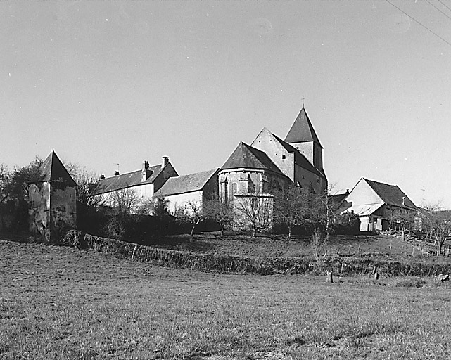 Vue éloignée de l'église, depuis le nord-est.