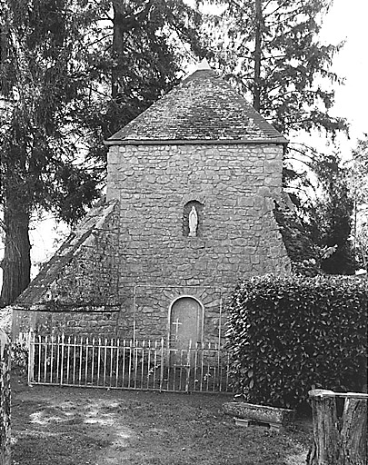 Jardin. Vue de la chapelle abritant le tombeau du père Denis.
