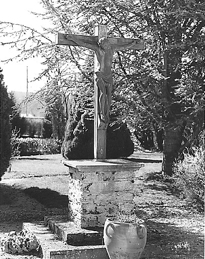 Jardin. Croix monumentale.