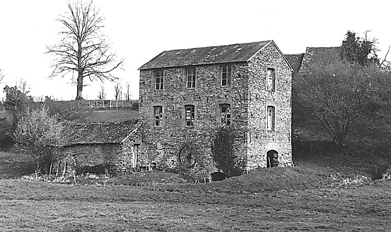 Moulin, façade postérieure, vue prise du sud.