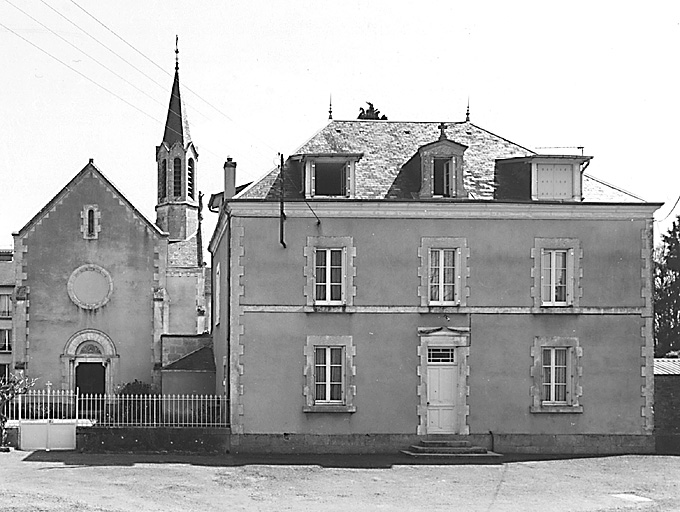 Façades antérieures de la chapelle et de la maison.