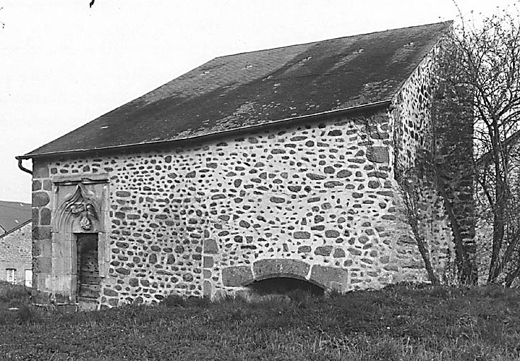 Vue d'ensemble sud de la chapelle et du manteau d'une cheminée qui appartenait à un ancien bâtiment démoli, abritant les cuisines et disposé perpendiculairement à la chapelle.