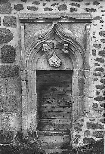 Chapelle. Porte en accolade avec deux lions héraldiques tenant un écu.