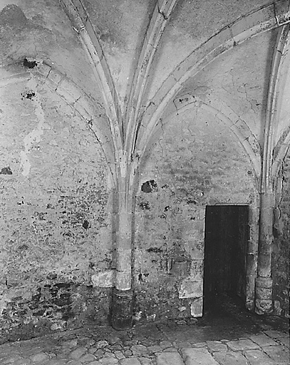 Chapelle, vue intérieure. Elévation est de la première et deuxième travée.