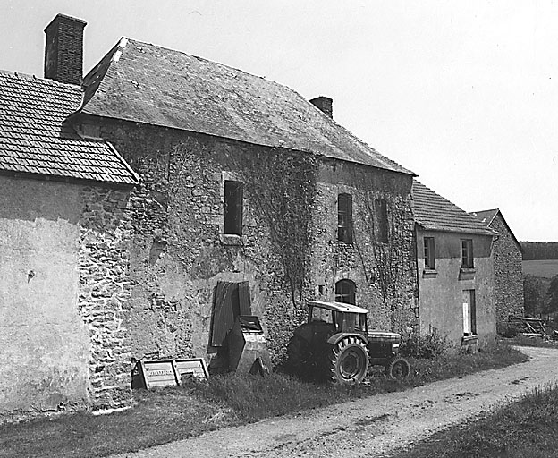 Vue de la façade postérieure.