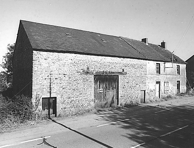 Le Dognon. Ferme (cadastre 1980 A3 1101, 1100). Vue d'ensemble du logis et de la grange-étable disposés en bloc-à-terre.