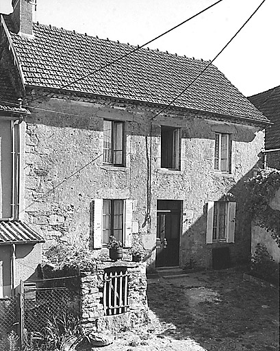 Le Dognon. Ferme (cadastre 1980 A3 966). Vue du logis dont la façade est couronnée d'une corniche en brique et du puits couvert.