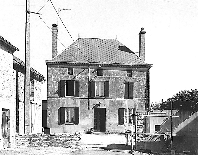 Le Dognon. Ferme (cadastre 1980 A3 952). Vue d'ensemble du logis à trois travées et à la couverture soulignée d'une corniche.