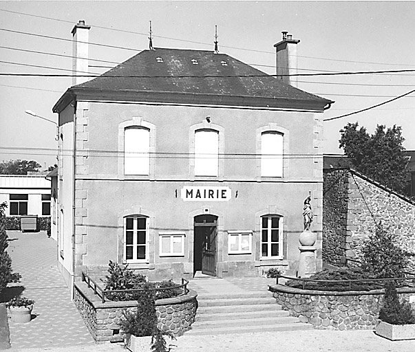 Saint-Maurice-la-Souterraine. Mairie-école, vue d'ensemble.