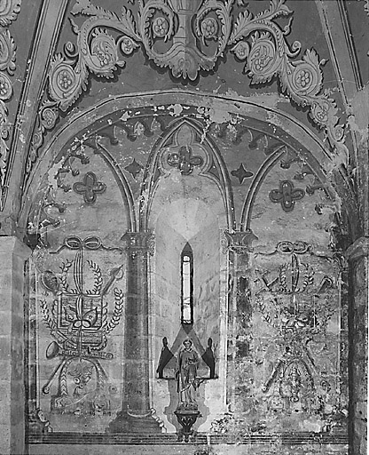 Mur nord de la première travée du choeur. Vue d'ensemble du décor peint.