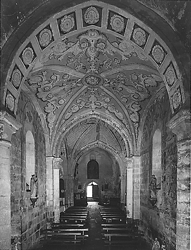 Vue intérieure de la nef depuis le choeur.