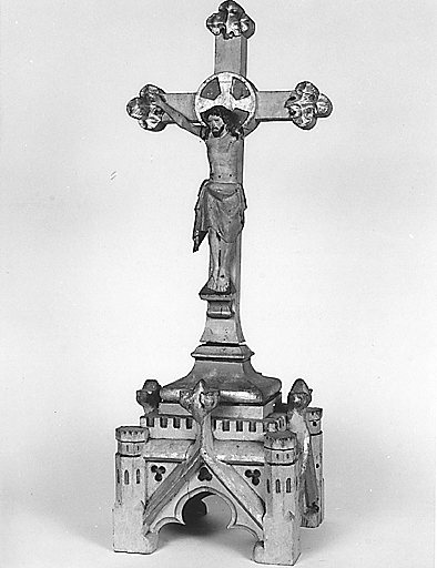 Vestige d'un tabernacle. Amortissement avec Christ en croix.