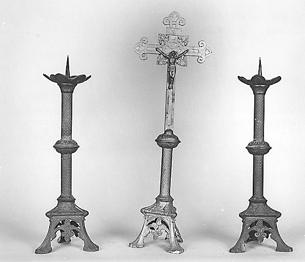 Ensemble de deux chandeliers et d'une croix d'autel.