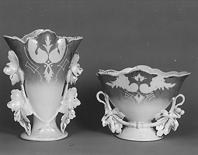 Ensemble de deux vases à fleurs, type cornet, de formes différentes, mais portant un décor similaire.