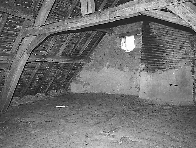 Intérieur du logis. Vue partielle de l'étage de comble et de la charpente.