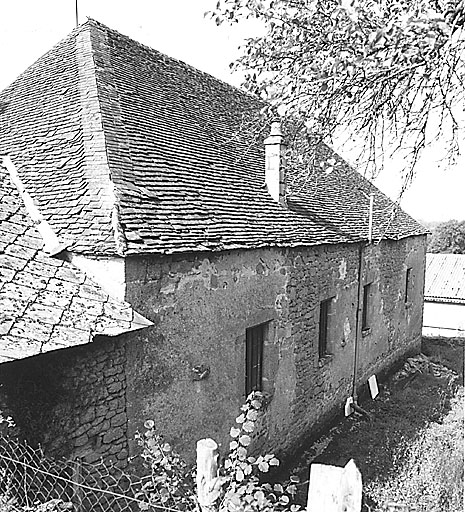Façade postérieure du logis comportant un alignement de quatre baies à encadrement chanfreiné.