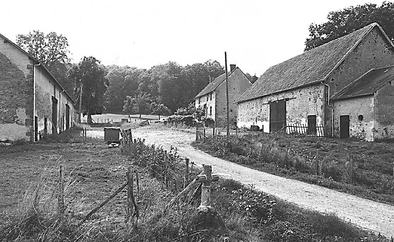 Vue d'ensemble des granges-étables et du logis.