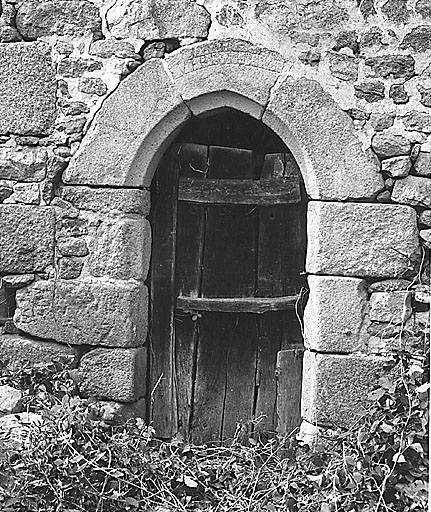 La Rebeyrolle (cadastre 1992, AN 110). Grange-étable. Détail d'une porte d'étable dont l'encadrement est monté avec des pierres de remploi.
