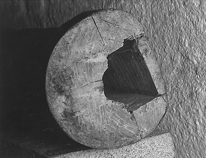 Vue du dessous du socle montrant l'assemblage des quatre pièces de bois constituant la statue.