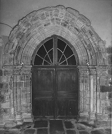 Portail ouest donnant accès à l'église, depuis le porche qui abrite aujourd'hui la sacristie. Vue d'ensemble.