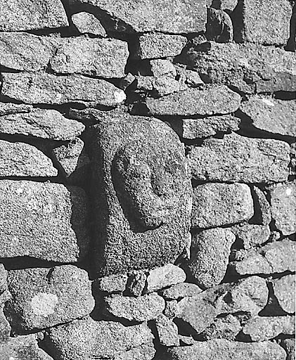 Le Vitrat. Pierre sculptée (console ou modillon), ornée d'une tête humaine en bas-relief, remployée dans le mur d'une grange (cadastre 1987 section A1 192). Provient probablement de la chapelle Saint-Jean-Baptiste existant autrefois dans le village.