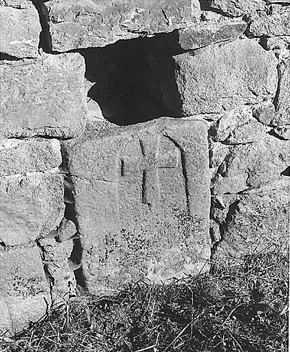 Le Vitrat. Pierre ornée d'une croix en bas-relief, sur fond en cuvette et réemployée dans le mur d'une grange (cadastre 1987 A1 193). Provient probablement de la chapelle Saint-Jean-Baptiste, existant autrefois dans le village.