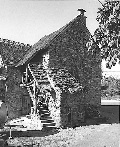 Bussière-Madeleine. Ferme (cadastre 1996 AK 381). Vue de l'élévation postérieure du logis et de l'escalier extérieur en bois donnant accès à l'étage.