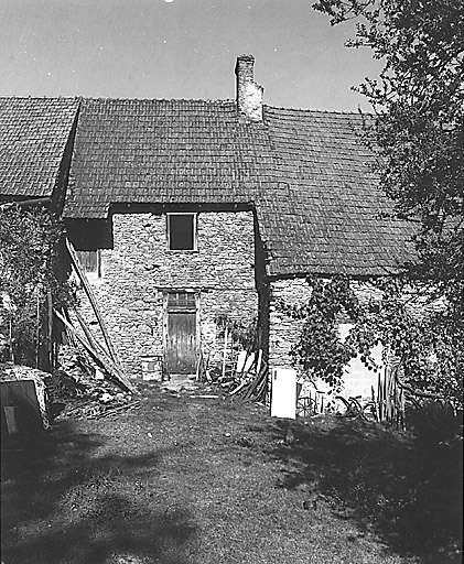 Bussière-Madeleine. Ferme. Vue de l'élévation postérieure du logis. Cadastre 1996 AK 335, 336.