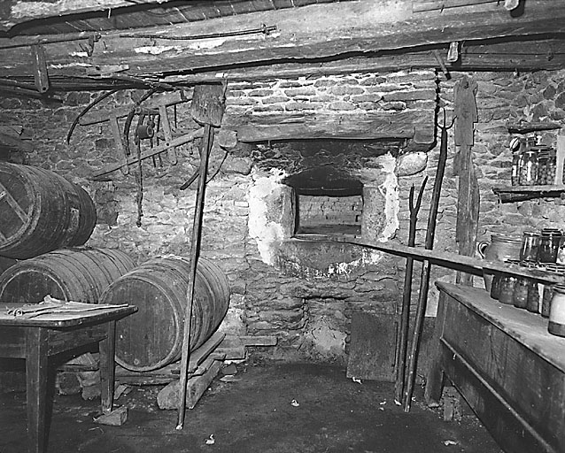 Bussière-Madeleine. Ferme (cadastre 1996 AK 335, 336). Vue de l'intérieur du four à pain.