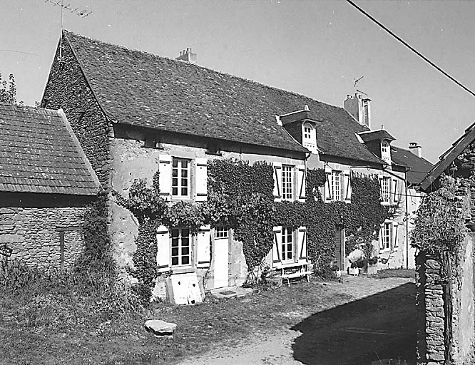 Lezat. Ferme (cadastre 1996 AH 177). Vue d'ensemble du logis à quatre travées recouvert d'une toiture en tuiles plates.