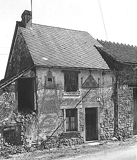 Montpensoux. Ferme. Façade antérieure du logis. Décor de mosaïque en cailloux.