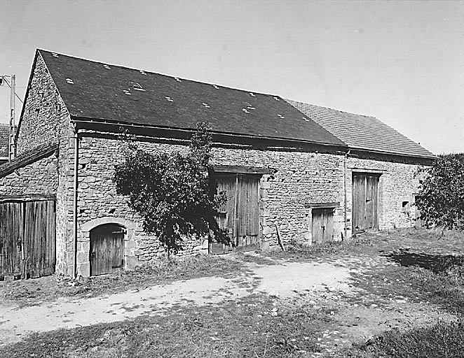 Vue d'ensemble d'une suite de 2 granges-étables à Masfévrier (cadastre 1992, AC 32).