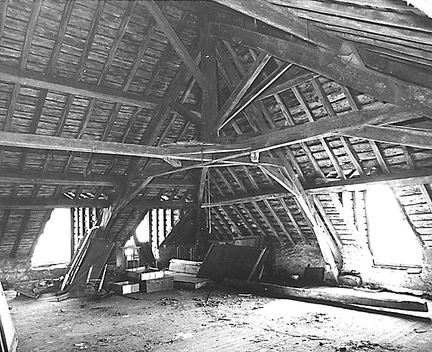 La Souterraine, ville : 25 place du Marché (cadastre BD 113 est). Maison construite au cours de la deuxième moitié du 19e siècle. Vue partielle de la charpente.