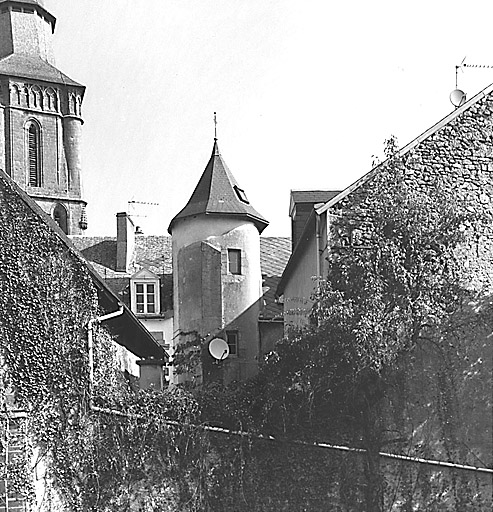 La Souterraine, ville. 21 place du Marché. Maison d'angle, construite vraisemblablement au cours de la deuxième moitié du 16e siècle et profondément remaniée au 19e siècle (cf. LA SOUTERRAINE, dossier collectif, IMMEUBLE-MAISONS-FERMES, doc.9 montrant les élévations antérieures de cette maison, non photographiées au moment de l'enquête). Vue de l'élévation postérieure à laquelle est accolée une tour en demi hors oeuvre qui abrite un escalier en vis. Cadastre 1992 BD 337.