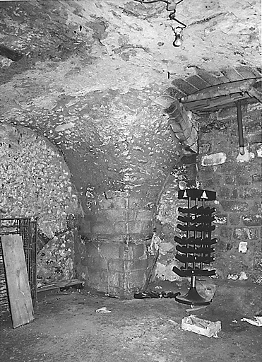 La Souterraine, ville : maison, 25 place du Marché (cadastre 1992, BD 113). Cave voûtée d'arête, vue partielle.