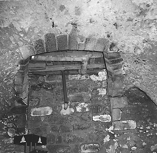 La Souterraine, ville : maison, 25 place du Marché (cadastre 1992, BD 113). Cave, détail d'un chevêtre en maçonnerie attestant l'emplacement d'un ancien escalier d'accès.