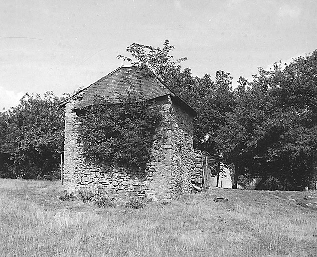 Vue du pavillon situé dans le jardin.