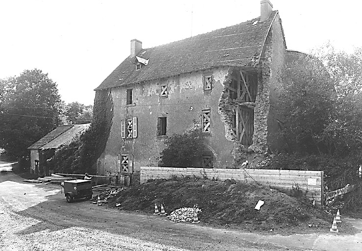 Vue d'ensemble de la façade antérieure.