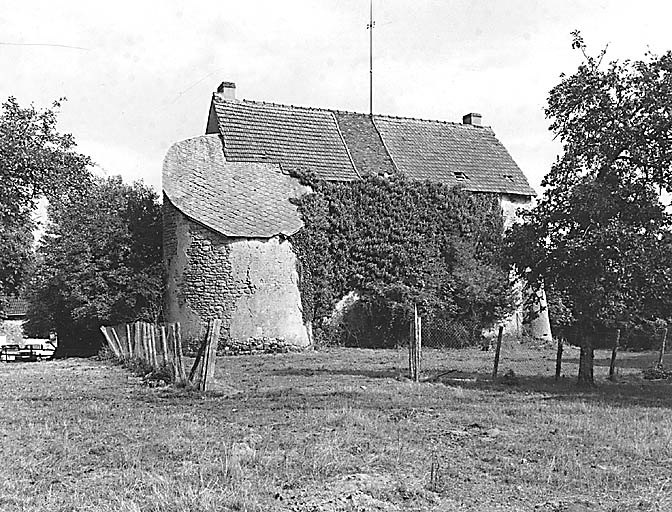 Vue d'ensemble de la façade postérieure et de la tour en demi hors ouvre accolée dans l'angle nord-ouest.