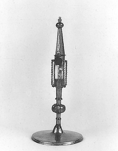 Vue de face avec le sceau fermant la partie haute de la monstrance.