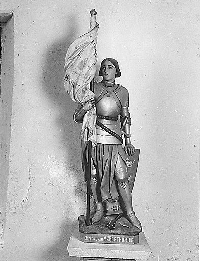 Statue de sainte Jeanne d'Arc en plâtre. Face.