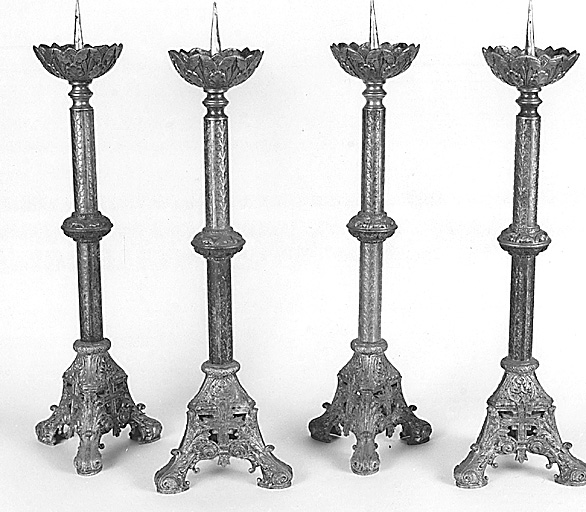 Ensemble de six chandeliers d'autel. Vue de quatre des six chandeliers.