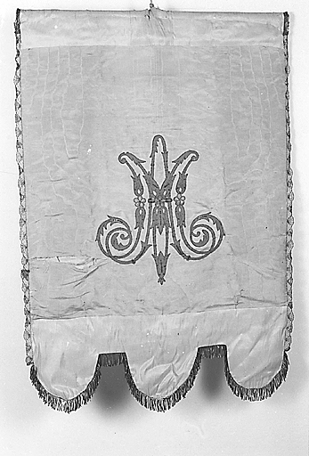 Revers orné du monogramme de la Vierge.