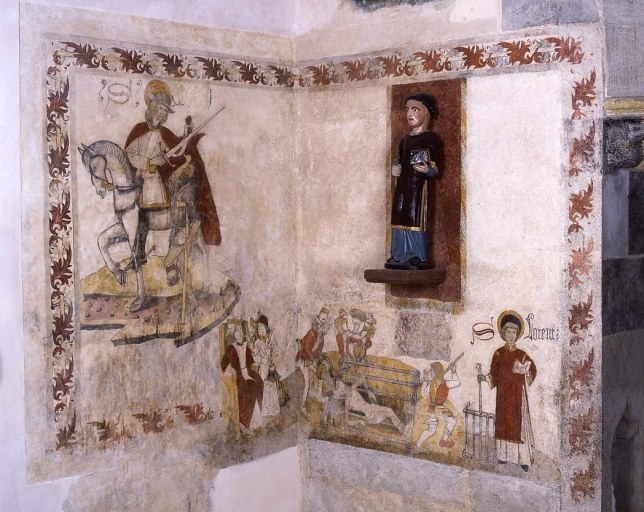 Fresque : saint Martin sur le mur nord de la troisième chapelle nord, et martyre de saint Laurent sur le mur est. Statue de diacre sur le mur est. Vue générale après restauration.