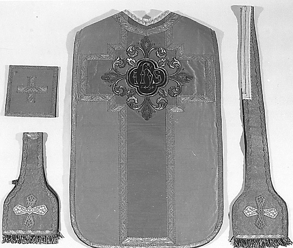 Vue d'ensemble, avec la chasuble vue de dos.