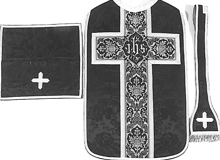 Vue d'ensemble avec la chasuble vue de dos.